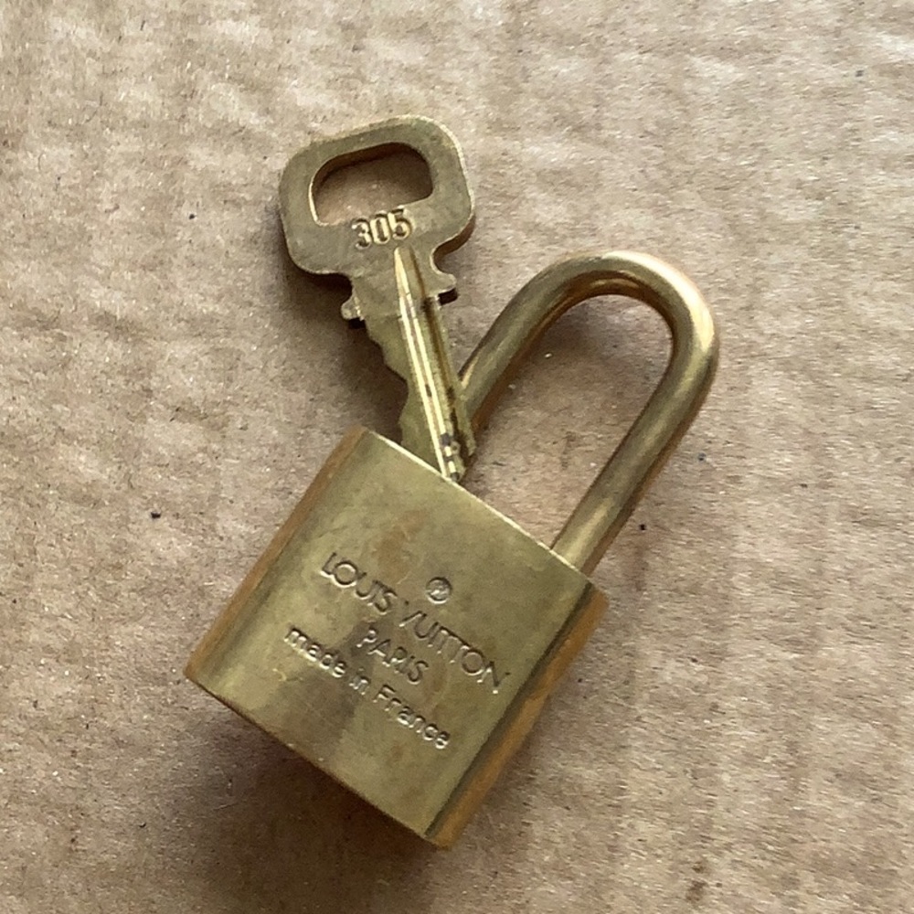 #305 Authentic Louis Vuitton Vintage Padlock Lock & Key Set - Picture 5 of 5
